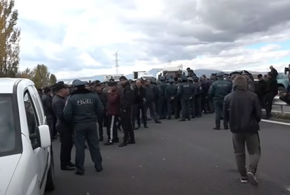 Жители Гегаркуникского марза перекрыли трассу Ереван-Севан (видео)